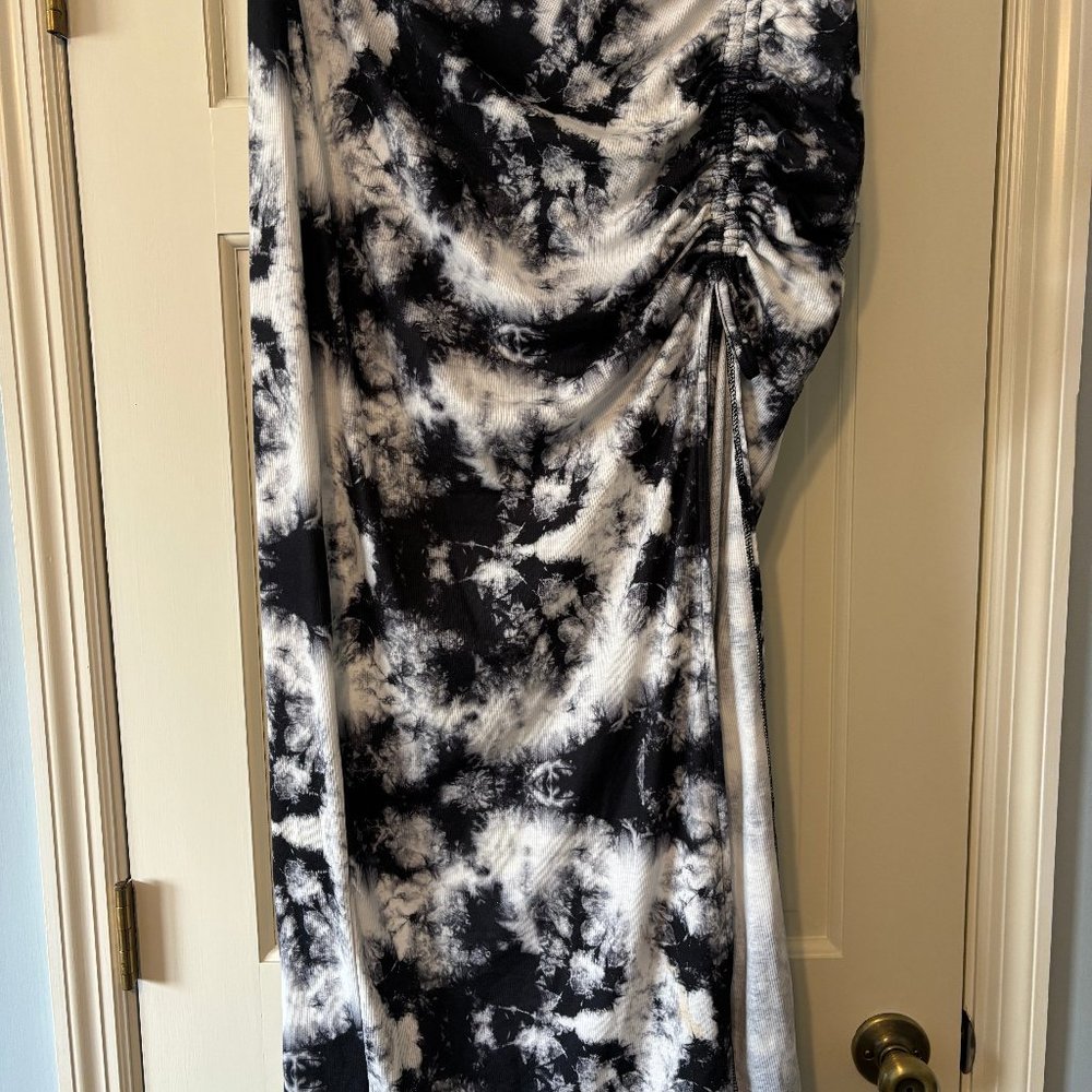 SHEIN LADIES SIDE XL BLACK& WHITE KNIT SKIRT SPLIT ON SIDE PULL ON ELASTIC WAIST